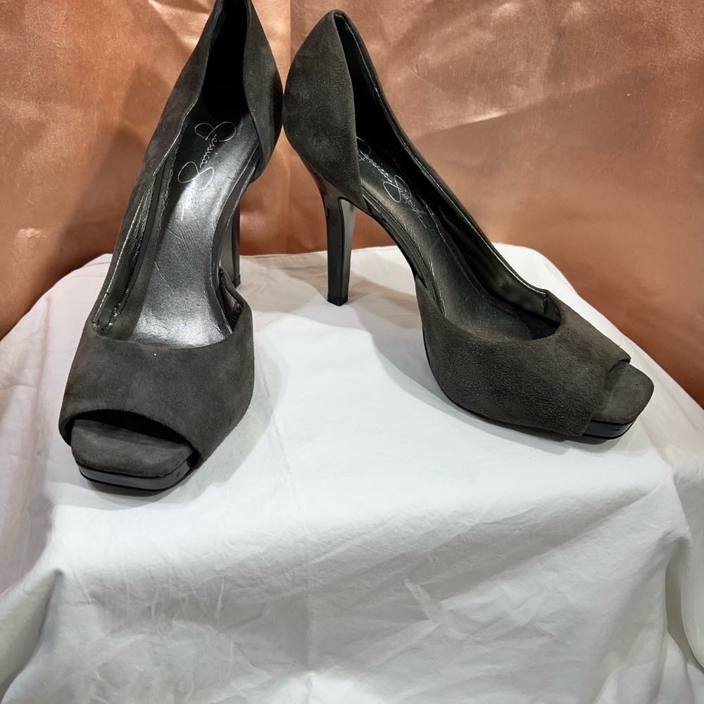 Jessica Simpson Suede Pumps size 8 1/2” Inches Beautiful Platform shoe.